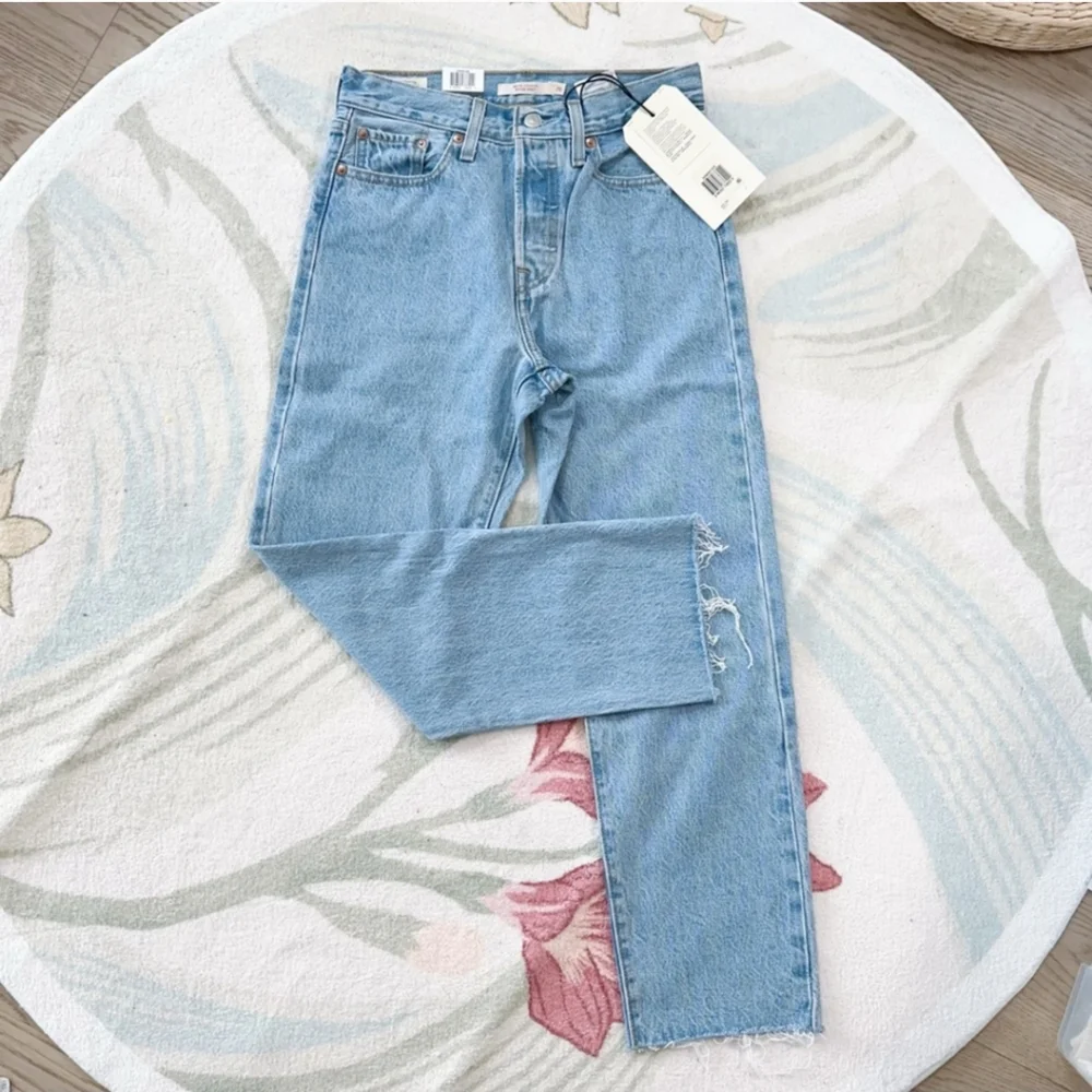 BNWT Levi's Wedgie Straight Jean's - Picture 4 of 9